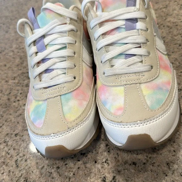 Cat and Jack girls Sneakers - Picture 4 of 9